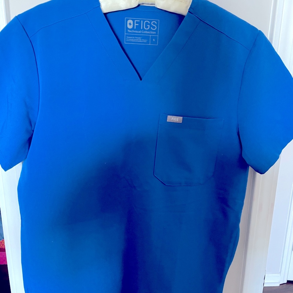 Figs scrub top